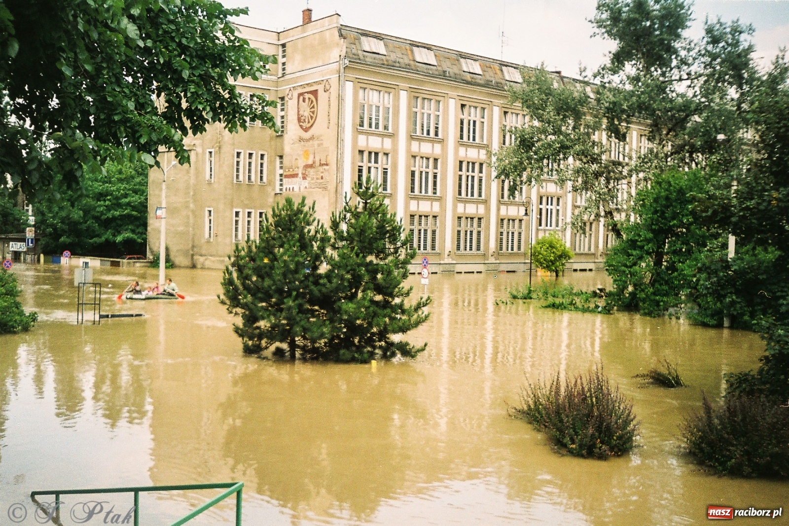 Zdjęcie w galerii na portalu naszraciborz.pl: Data zalania dworca w 1997 r. Kto ma rację - wiceminister czy prezydent? [FOTO Z 1997] wiadomości z regionu