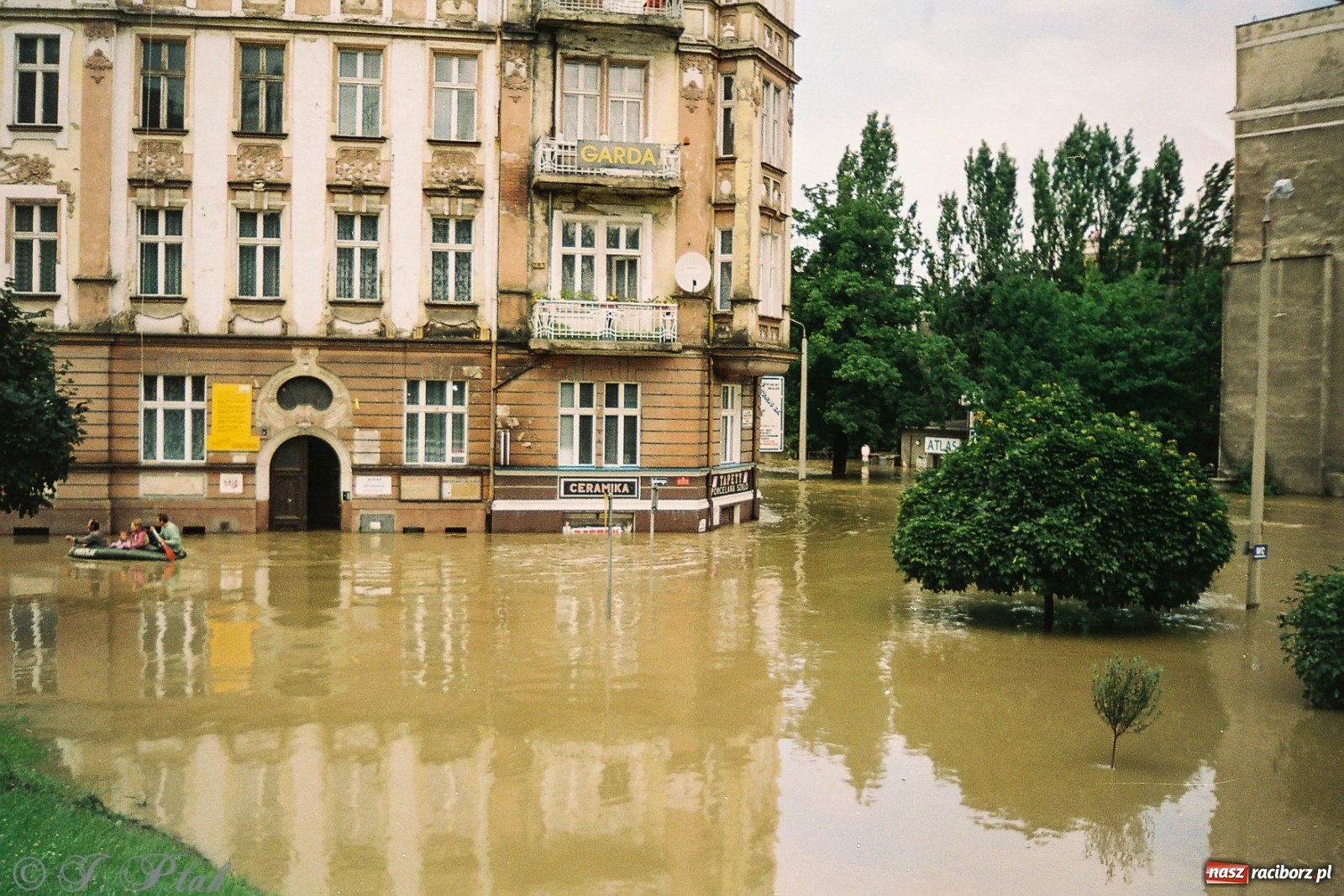 Zdjęcie w galerii na portalu naszraciborz.pl: Data zalania dworca w 1997 r. Kto ma rację - wiceminister czy prezydent? [FOTO Z 1997] wiadomości z regionu