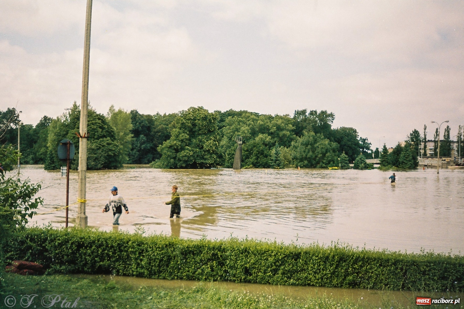 Zdjęcie w galerii na portalu naszraciborz.pl: Data zalania dworca w 1997 r. Kto ma rację - wiceminister czy prezydent? [FOTO Z 1997] wiadomości z regionu