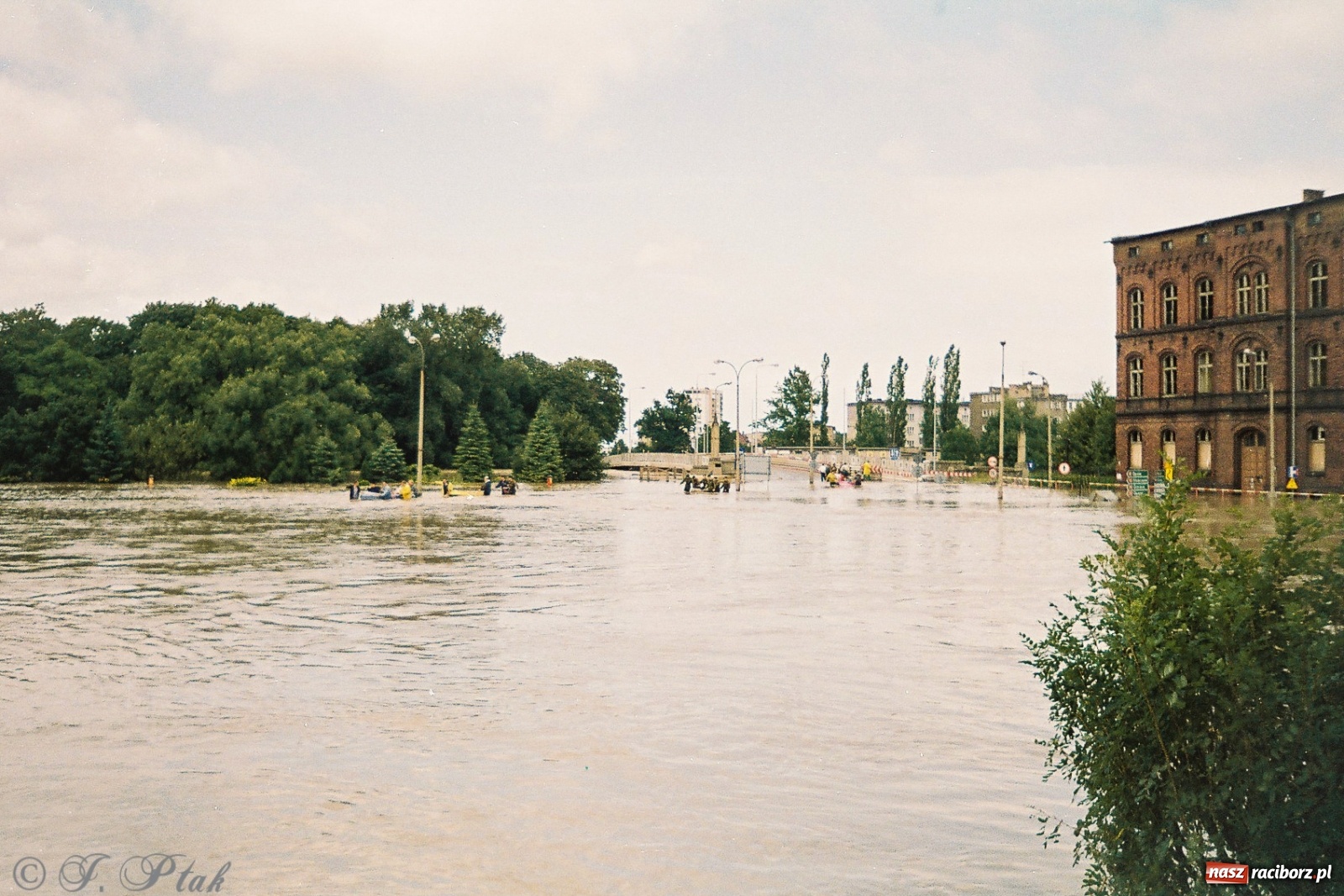 Zdjęcie w galerii na portalu naszraciborz.pl: Data zalania dworca w 1997 r. Kto ma rację - wiceminister czy prezydent? [FOTO Z 1997] wiadomości z regionu