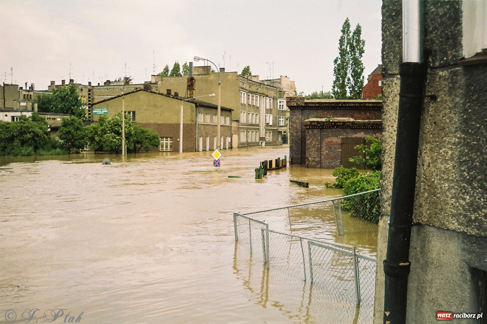 Zdjęcie w galerii na portalu naszraciborz.pl: Data zalania dworca w 1997 r. Kto ma rację - wiceminister czy prezydent? [FOTO Z 1997] wiadomości z regionu