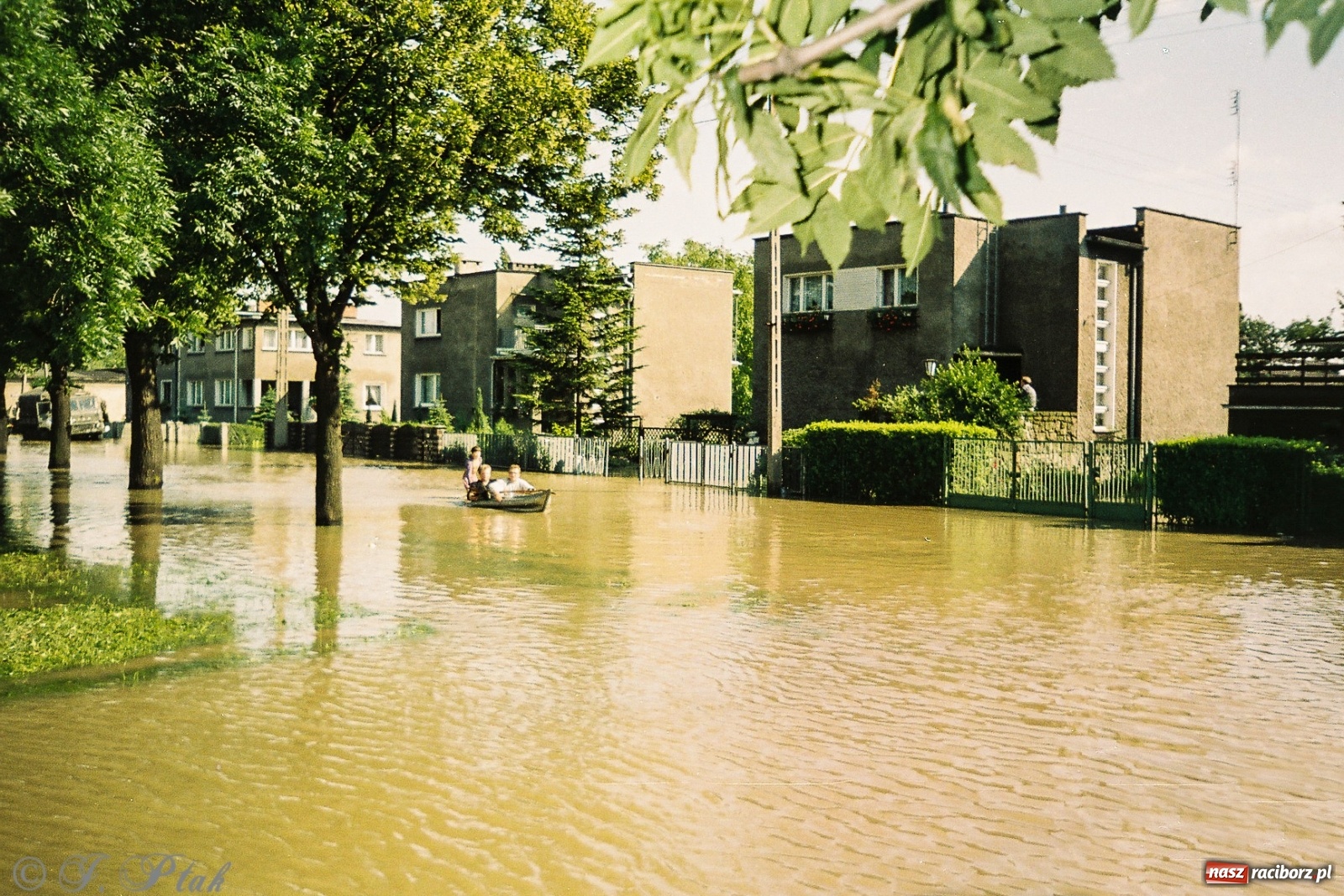 Zdjęcie w galerii na portalu naszraciborz.pl: Data zalania dworca w 1997 r. Kto ma rację - wiceminister czy prezydent? [FOTO Z 1997] wiadomości z regionu