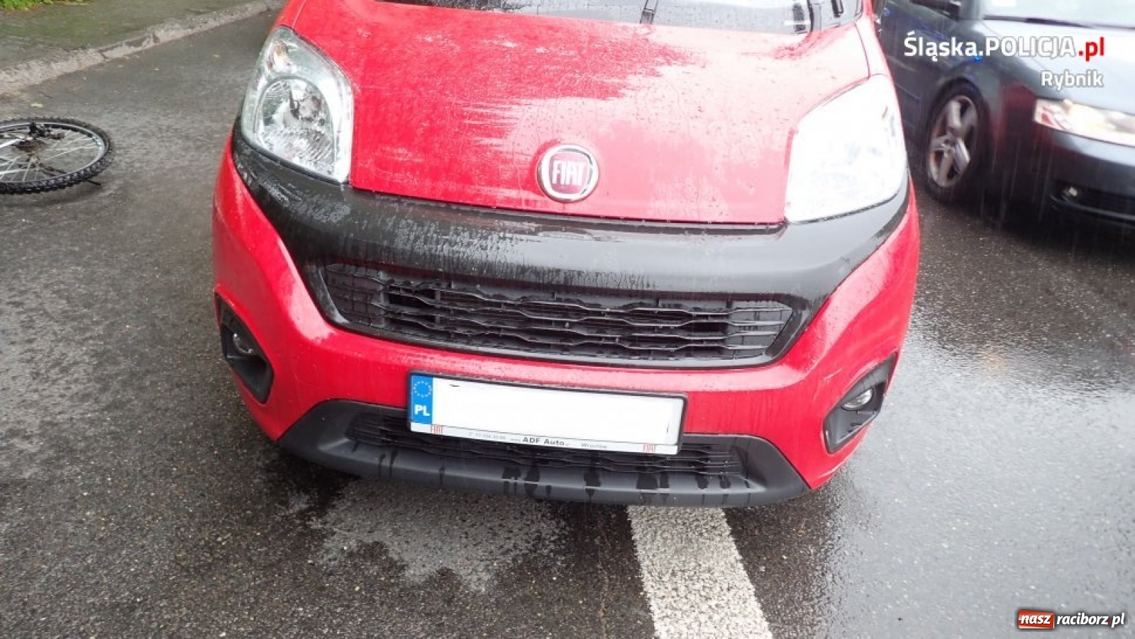 Zdjęcie w galerii na portalu naszraciborz.pl: Furiat na drodze. Jechał wprost na rowerzystę i przewiózł go na masce!  wiadomości z regionu