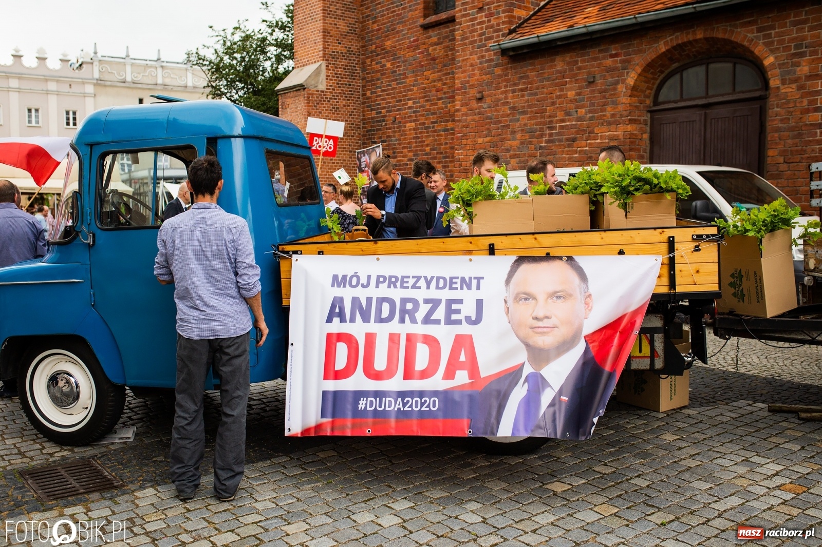 Zdjęcie w galerii na portalu naszraciborz.pl: Na Rynku odbył się wiec poparcia dla Andrzeja Dudy [FOTO] wiadomości z regionu