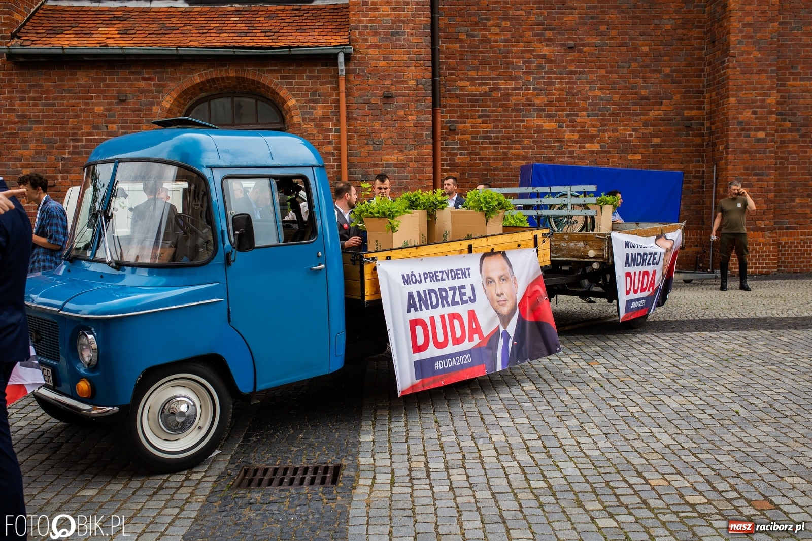 Zdjęcie w galerii na portalu naszraciborz.pl: Na Rynku odbył się wiec poparcia dla Andrzeja Dudy [FOTO] wiadomości z regionu