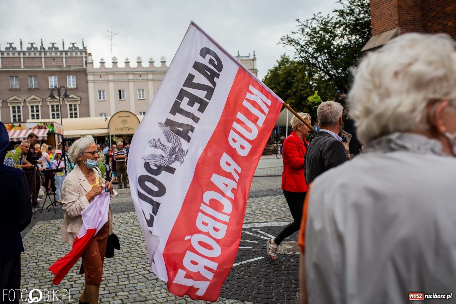 Zdjęcie w galerii na portalu naszraciborz.pl: Na Rynku odbył się wiec poparcia dla Andrzeja Dudy [FOTO] wiadomości z regionu