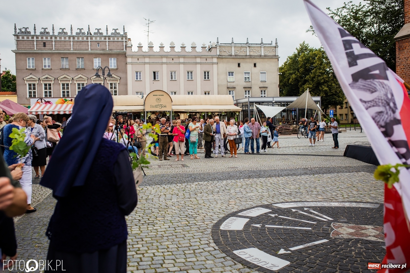 Zdjęcie w galerii na portalu naszraciborz.pl: Na Rynku odbył się wiec poparcia dla Andrzeja Dudy [FOTO] wiadomości z regionu