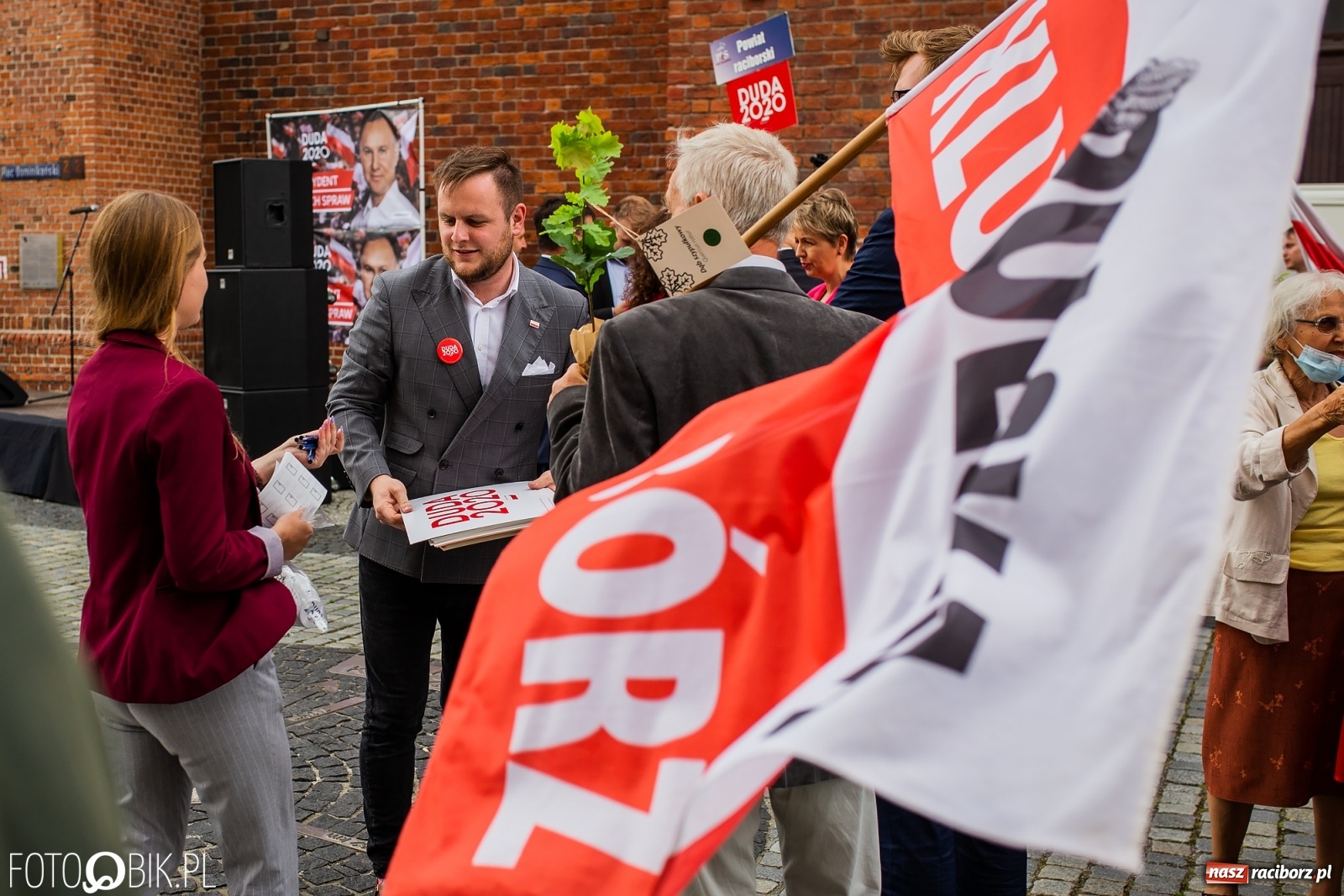 Zdjęcie w galerii na portalu naszraciborz.pl: Na Rynku odbył się wiec poparcia dla Andrzeja Dudy [FOTO] wiadomości z regionu
