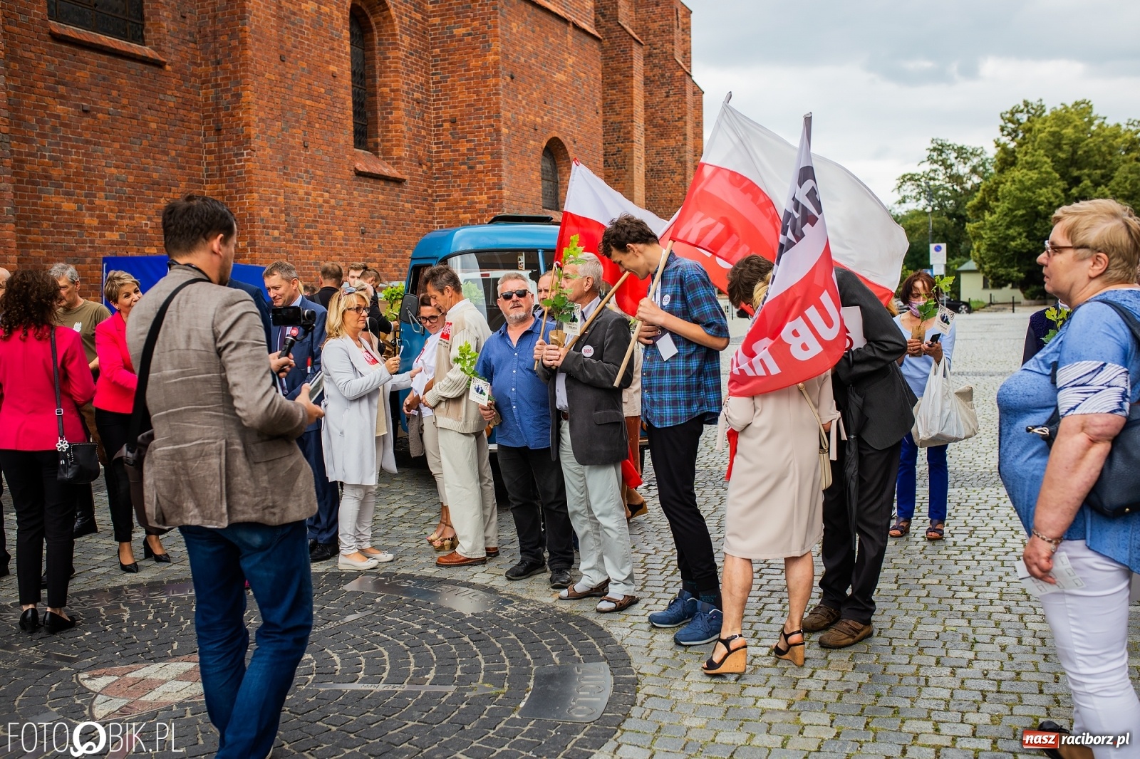 Zdjęcie w galerii na portalu naszraciborz.pl: Na Rynku odbył się wiec poparcia dla Andrzeja Dudy [FOTO] wiadomości z regionu