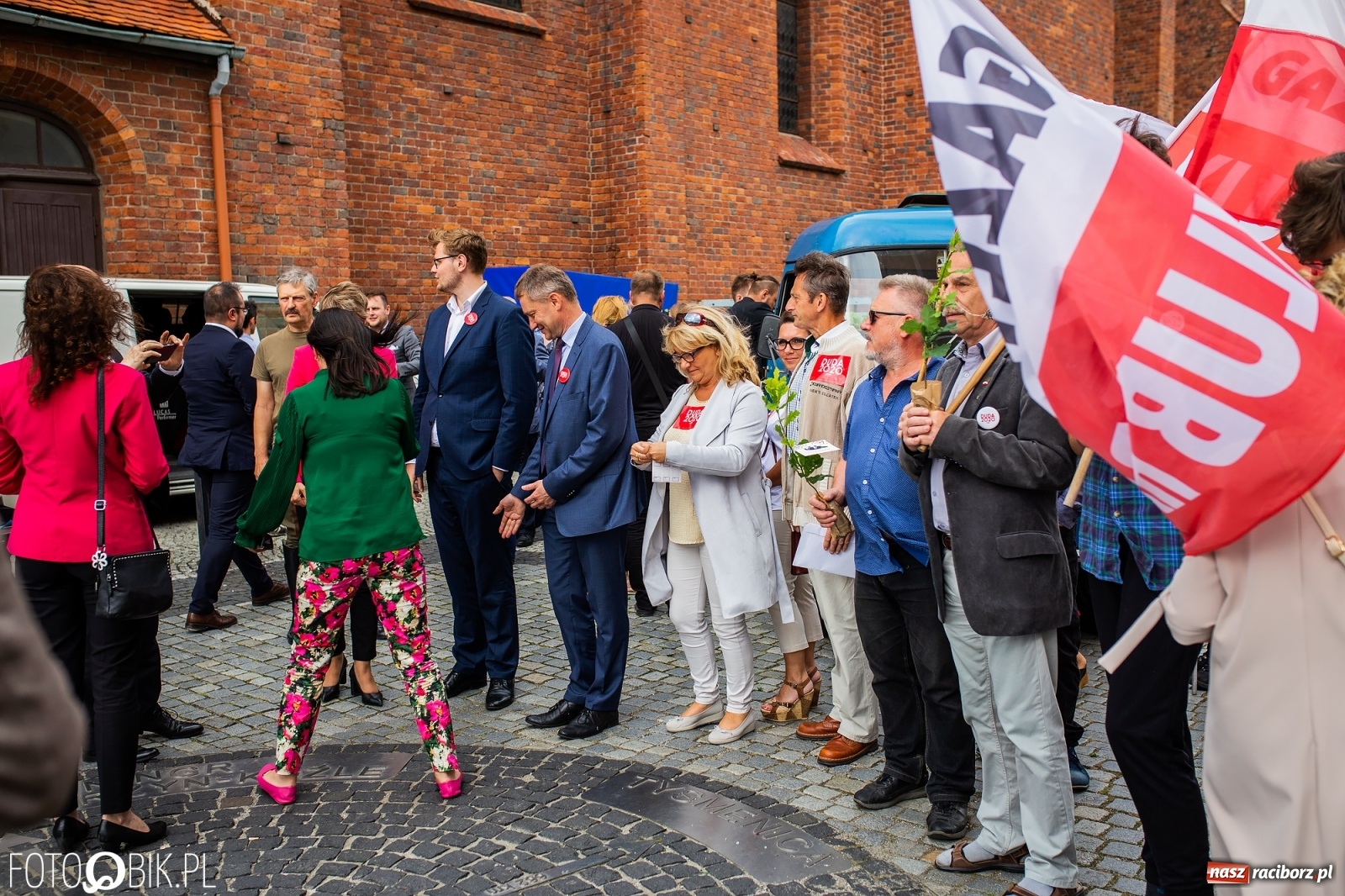 Zdjęcie w galerii na portalu naszraciborz.pl: Na Rynku odbył się wiec poparcia dla Andrzeja Dudy [FOTO] wiadomości z regionu