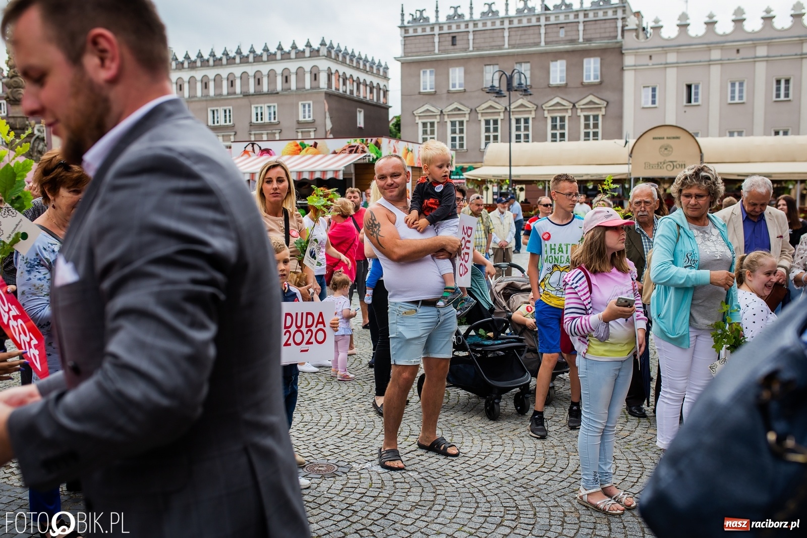 Zdjęcie w galerii na portalu naszraciborz.pl: Na Rynku odbył się wiec poparcia dla Andrzeja Dudy [FOTO] wiadomości z regionu