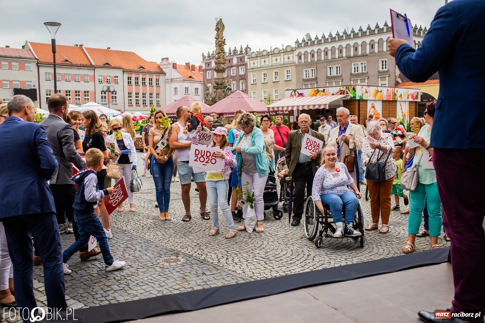 Zdjęcie w galerii na portalu naszraciborz.pl: Na Rynku odbył się wiec poparcia dla Andrzeja Dudy [FOTO] wiadomości z regionu