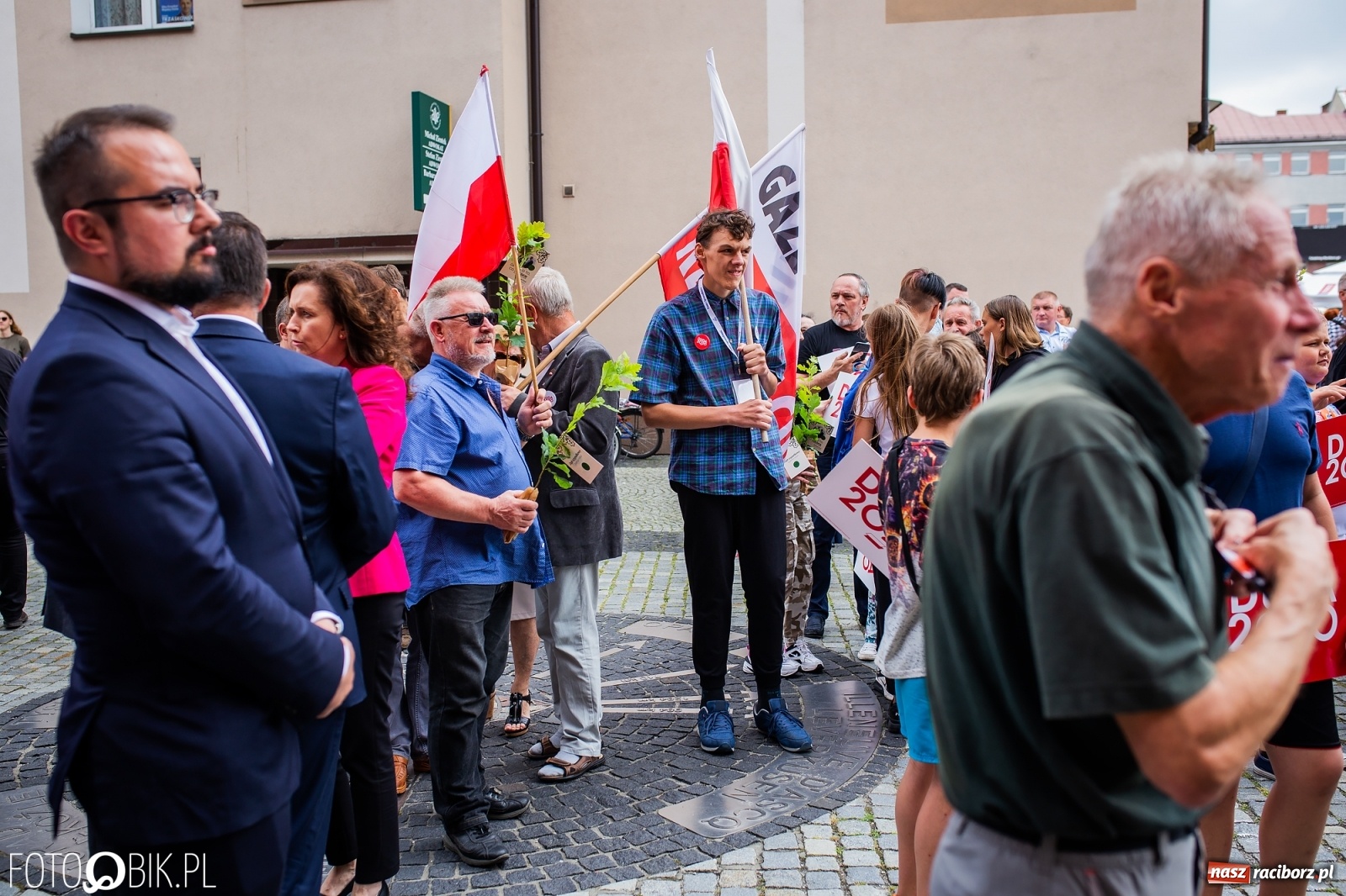 Zdjęcie w galerii na portalu naszraciborz.pl: Na Rynku odbył się wiec poparcia dla Andrzeja Dudy [FOTO] wiadomości z regionu