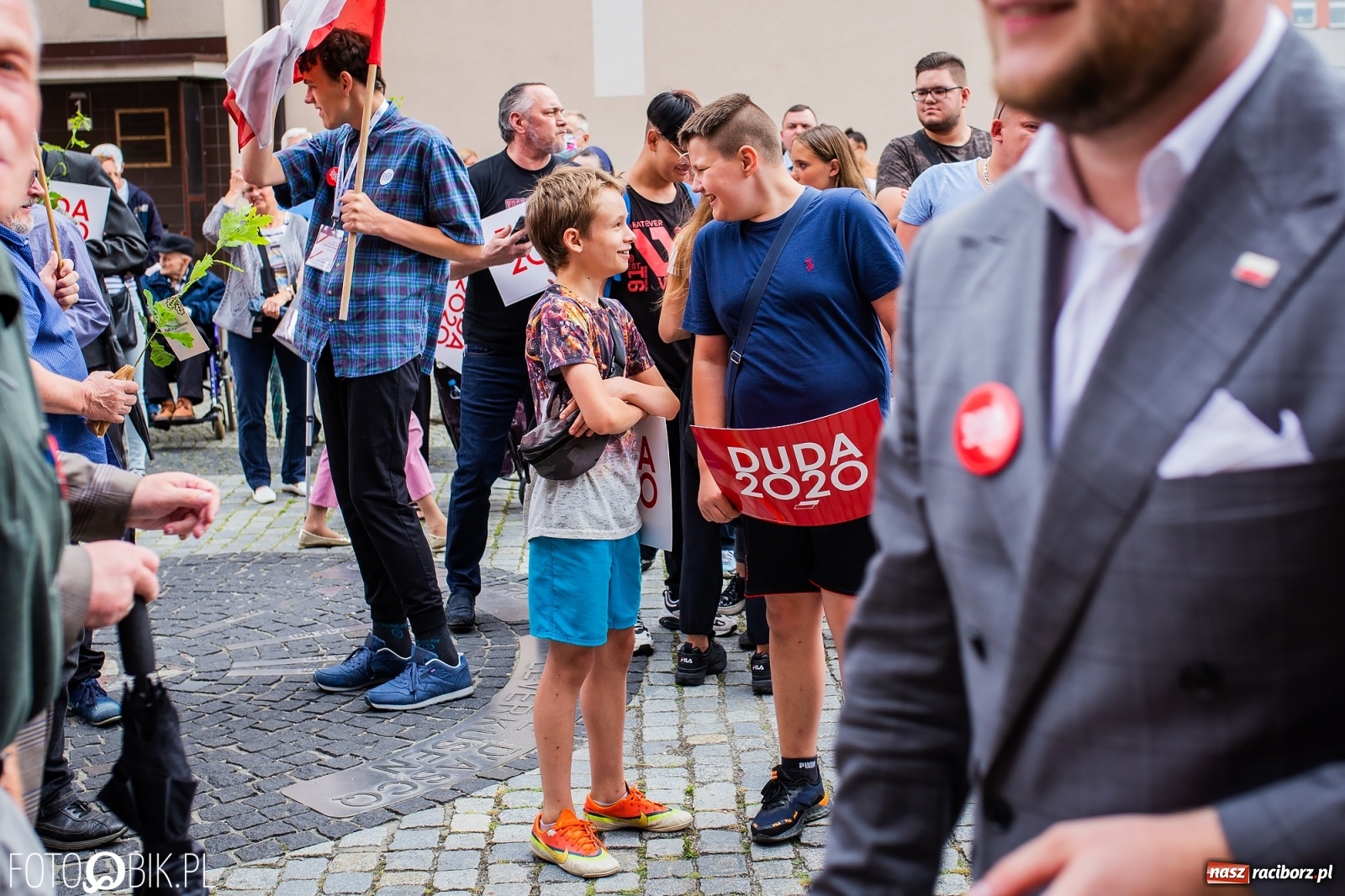 Zdjęcie w galerii na portalu naszraciborz.pl: Na Rynku odbył się wiec poparcia dla Andrzeja Dudy [FOTO] wiadomości z regionu