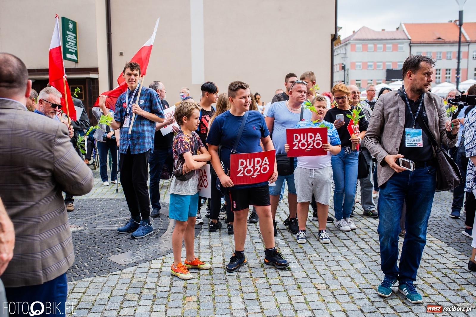 Zdjęcie w galerii na portalu naszraciborz.pl: Na Rynku odbył się wiec poparcia dla Andrzeja Dudy [FOTO] wiadomości z regionu