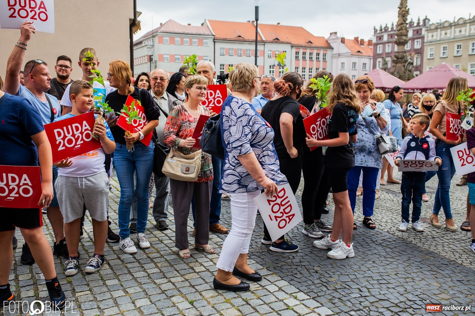 Zdjęcie w galerii na portalu naszraciborz.pl: Na Rynku odbył się wiec poparcia dla Andrzeja Dudy [FOTO] wiadomości z regionu
