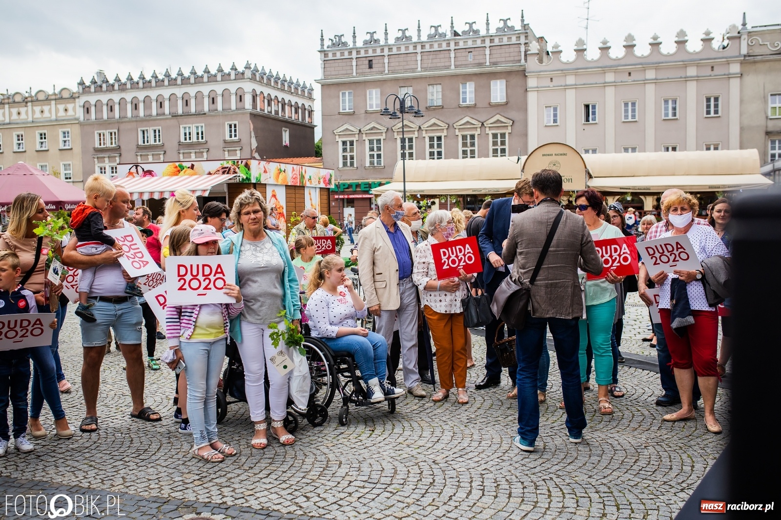 Zdjęcie w galerii na portalu naszraciborz.pl: Na Rynku odbył się wiec poparcia dla Andrzeja Dudy [FOTO] wiadomości z regionu