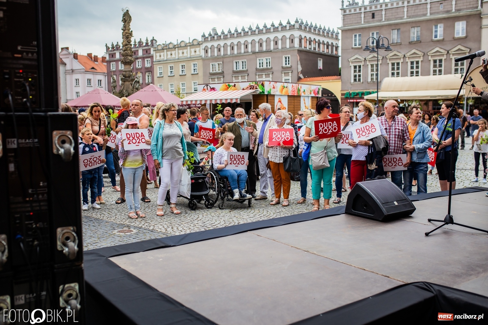 Zdjęcie w galerii na portalu naszraciborz.pl: Na Rynku odbył się wiec poparcia dla Andrzeja Dudy [FOTO] wiadomości z regionu