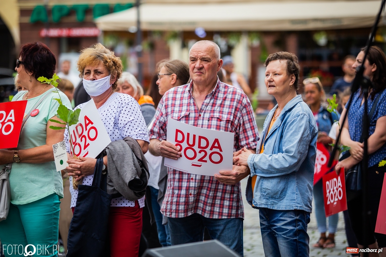 Zdjęcie w galerii na portalu naszraciborz.pl: Na Rynku odbył się wiec poparcia dla Andrzeja Dudy [FOTO] wiadomości z regionu