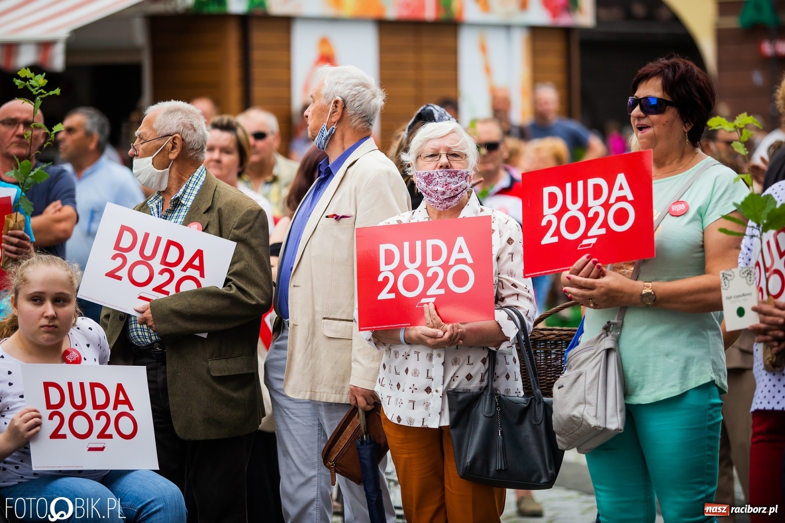 Zdjęcie w galerii na portalu naszraciborz.pl: Na Rynku odbył się wiec poparcia dla Andrzeja Dudy [FOTO] wiadomości z regionu