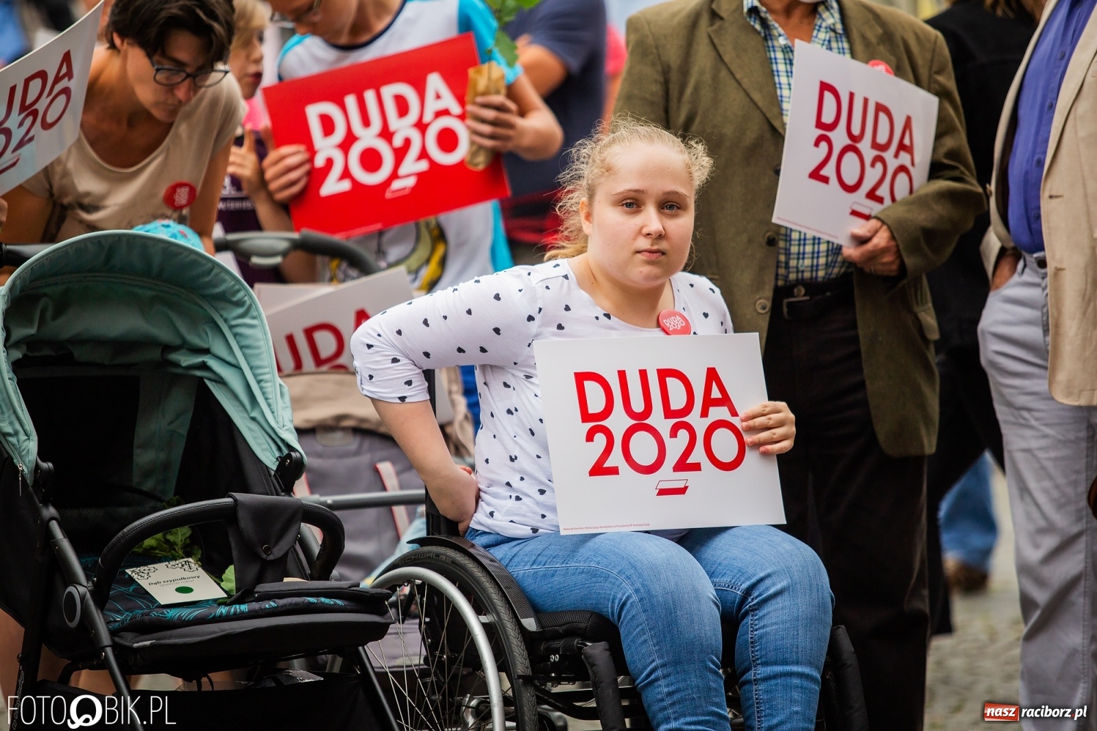 Zdjęcie w galerii na portalu naszraciborz.pl: Na Rynku odbył się wiec poparcia dla Andrzeja Dudy [FOTO] wiadomości z regionu