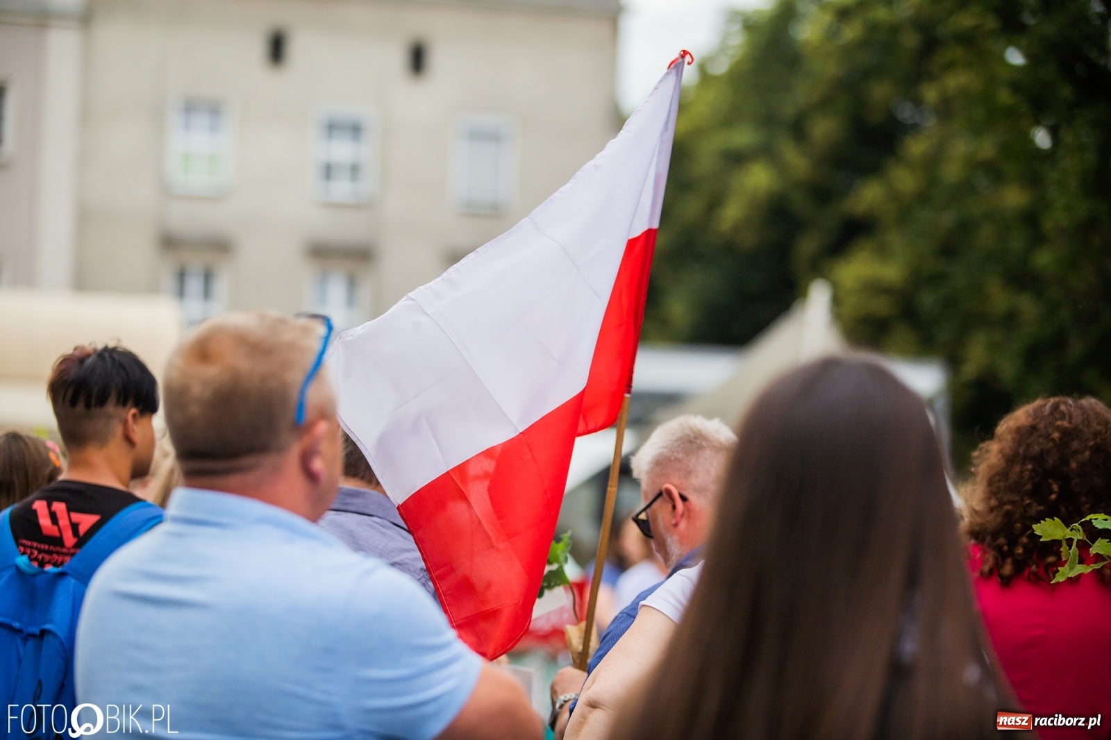 Zdjęcie w galerii na portalu naszraciborz.pl: Na Rynku odbył się wiec poparcia dla Andrzeja Dudy [FOTO] wiadomości z regionu