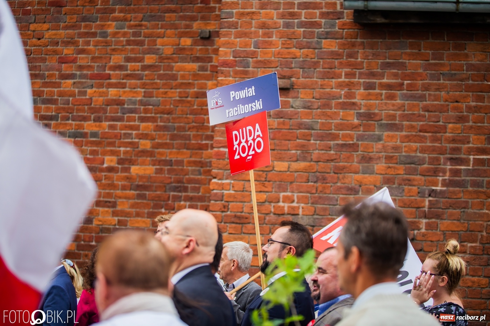 Zdjęcie w galerii na portalu naszraciborz.pl: Na Rynku odbył się wiec poparcia dla Andrzeja Dudy [FOTO] wiadomości z regionu