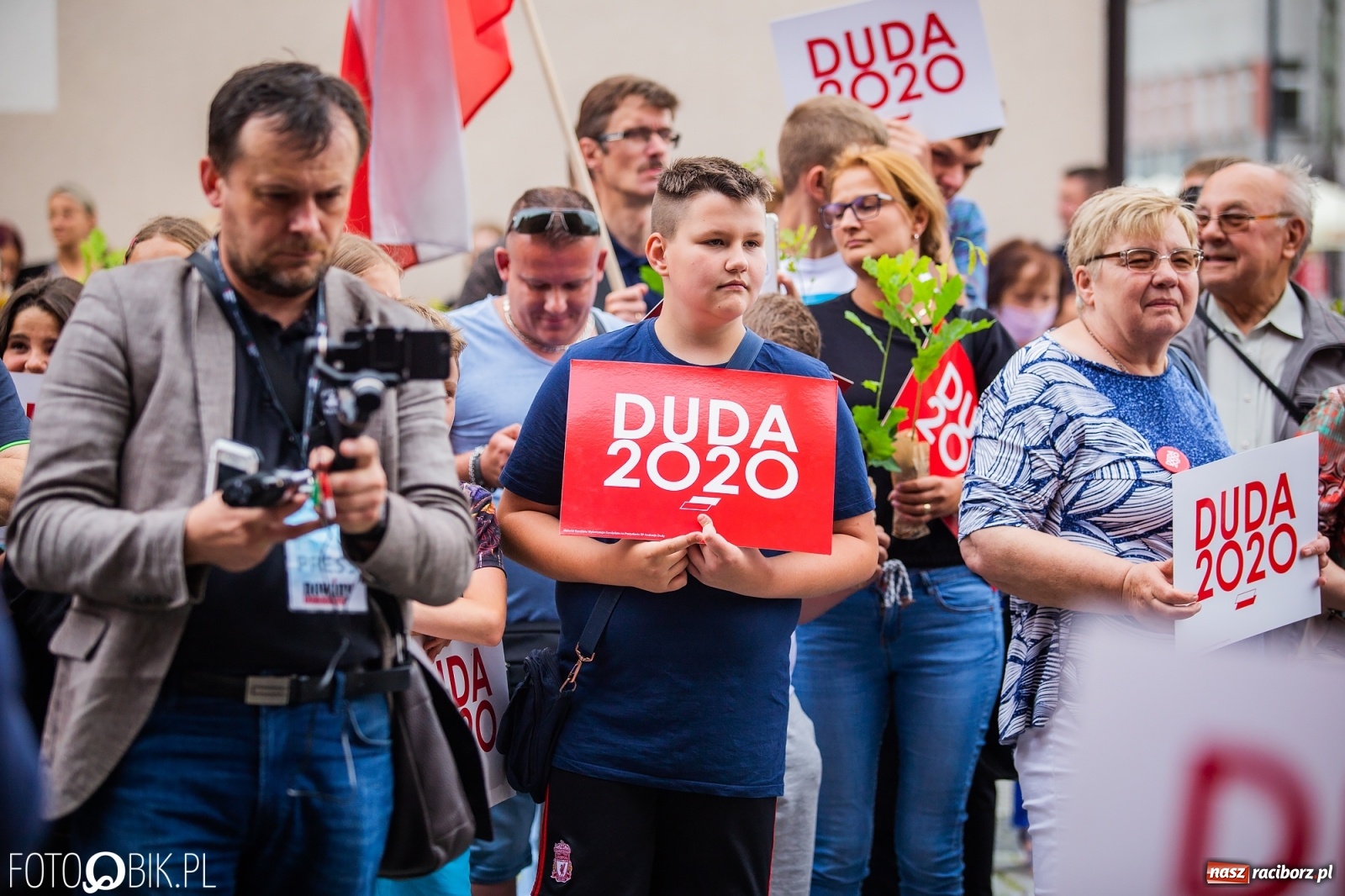 Zdjęcie w galerii na portalu naszraciborz.pl: Na Rynku odbył się wiec poparcia dla Andrzeja Dudy [FOTO] wiadomości z regionu