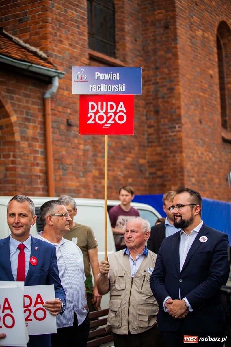 Zdjęcie w galerii na portalu naszraciborz.pl: Na Rynku odbył się wiec poparcia dla Andrzeja Dudy [FOTO] wiadomości z regionu