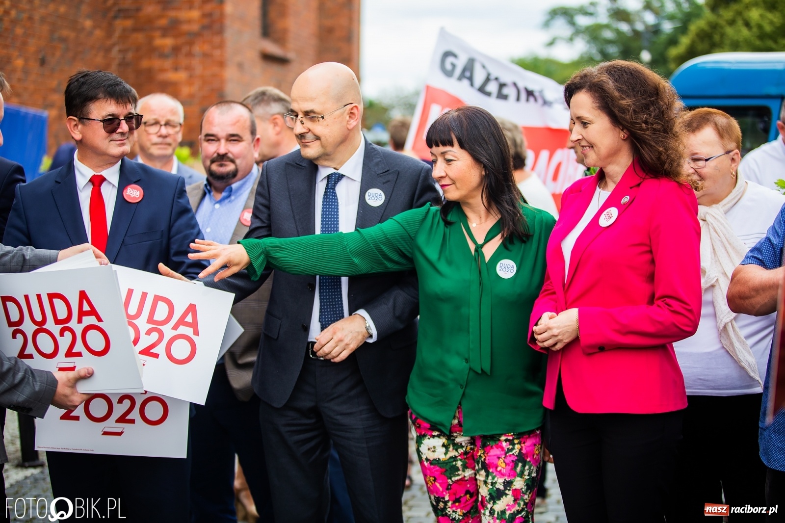 Zdjęcie w galerii na portalu naszraciborz.pl: Na Rynku odbył się wiec poparcia dla Andrzeja Dudy [FOTO] wiadomości z regionu