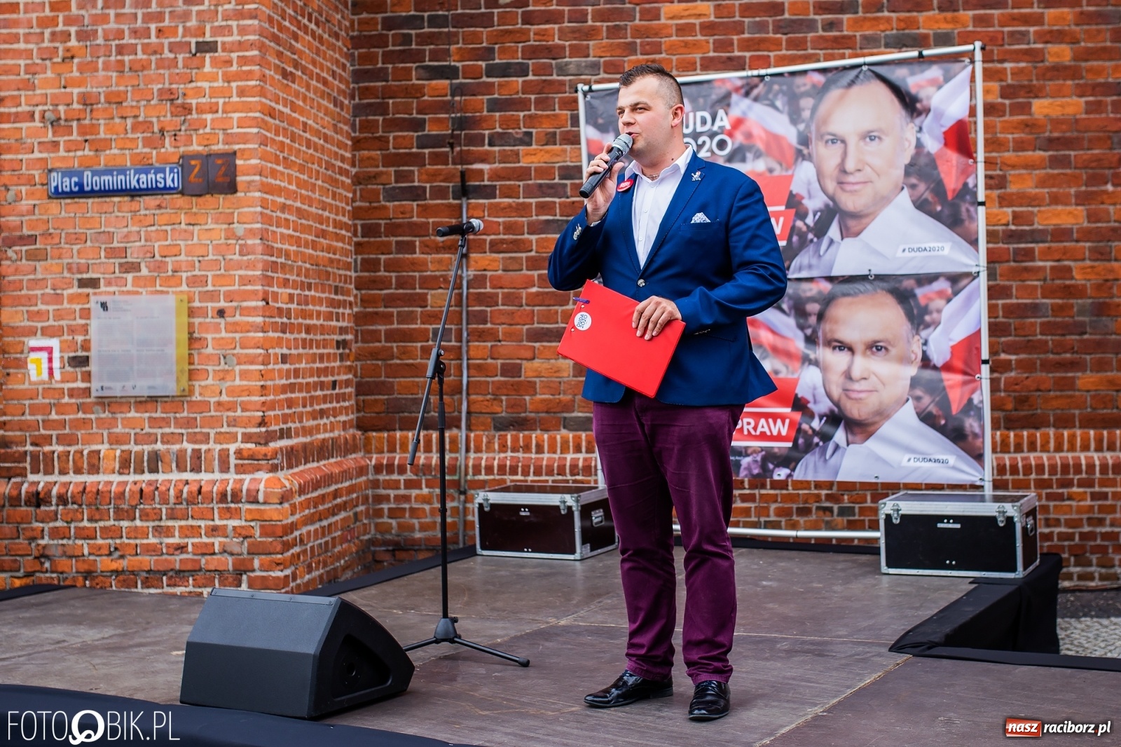 Zdjęcie w galerii na portalu naszraciborz.pl: Na Rynku odbył się wiec poparcia dla Andrzeja Dudy [FOTO] wiadomości z regionu