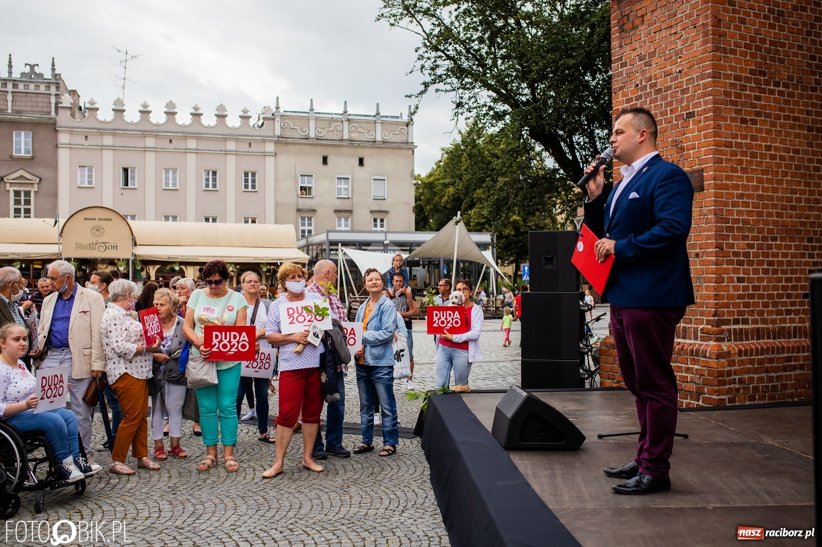Zdjęcie w galerii na portalu naszraciborz.pl: Na Rynku odbył się wiec poparcia dla Andrzeja Dudy [FOTO] wiadomości z regionu