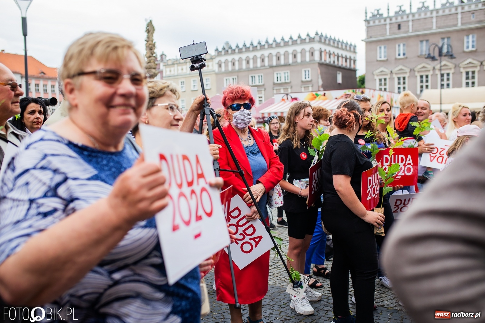 Zdjęcie w galerii na portalu naszraciborz.pl: Na Rynku odbył się wiec poparcia dla Andrzeja Dudy [FOTO] wiadomości z regionu
