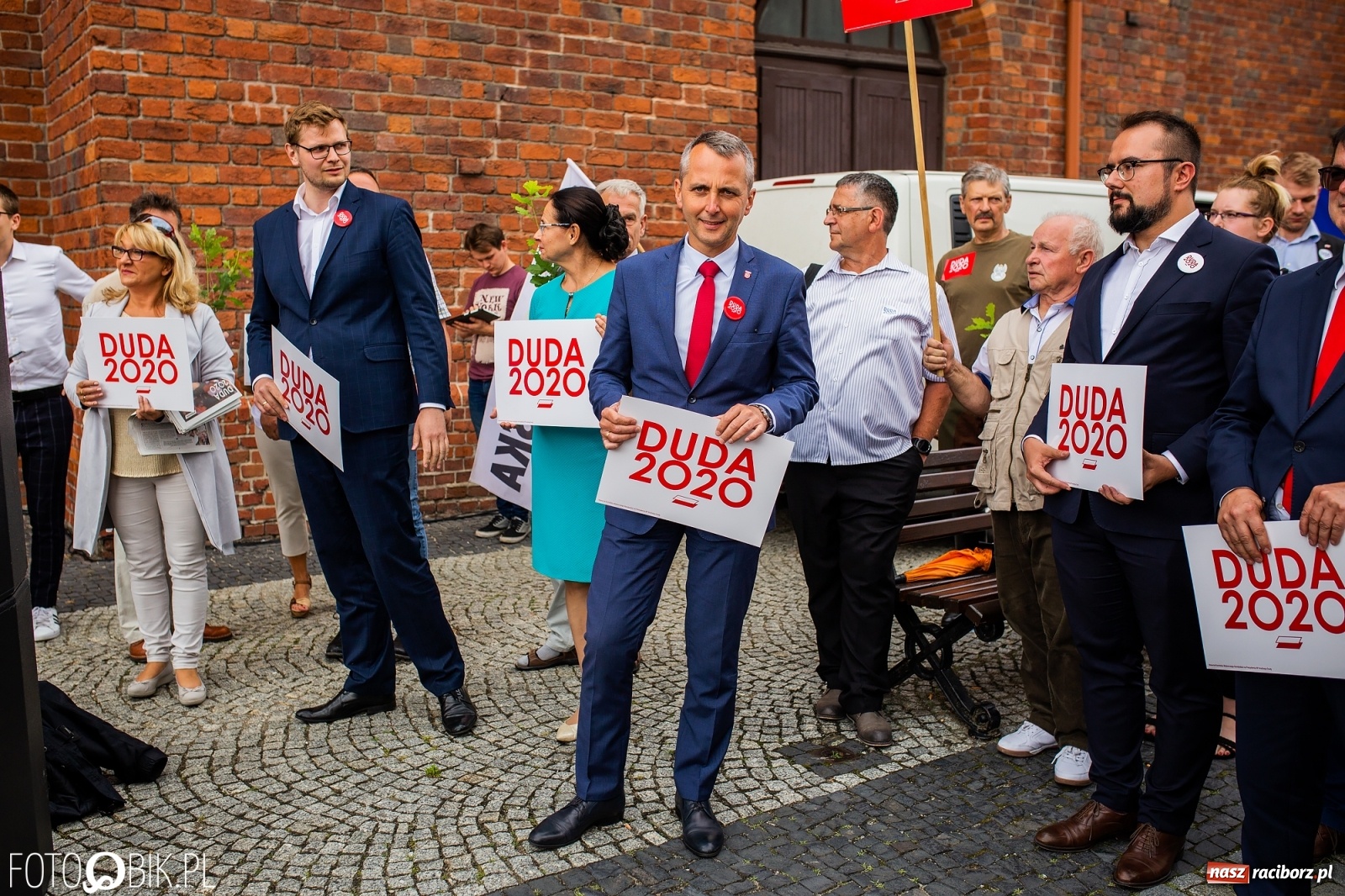 Zdjęcie w galerii na portalu naszraciborz.pl: Na Rynku odbył się wiec poparcia dla Andrzeja Dudy [FOTO] wiadomości z regionu