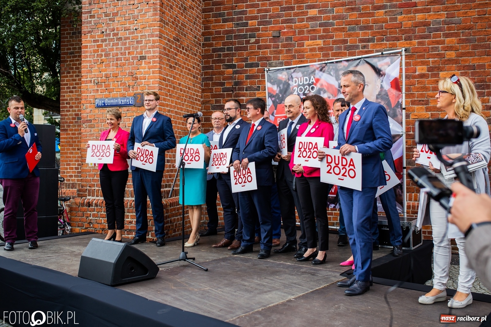 Zdjęcie w galerii na portalu naszraciborz.pl: Na Rynku odbył się wiec poparcia dla Andrzeja Dudy [FOTO] wiadomości z regionu