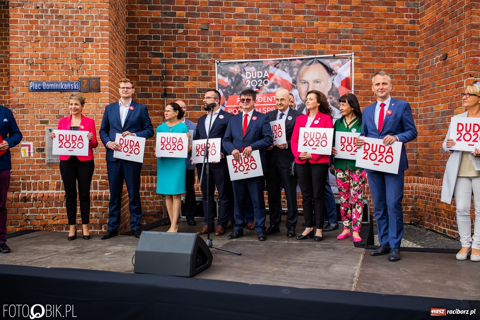 Zdjęcie w galerii na portalu naszraciborz.pl: Na Rynku odbył się wiec poparcia dla Andrzeja Dudy [FOTO] wiadomości z regionu