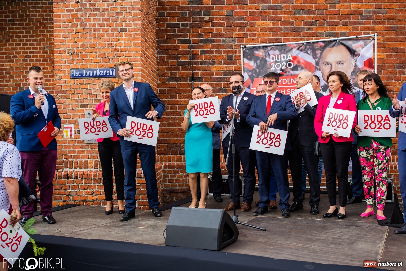Zdjęcie w galerii na portalu naszraciborz.pl: Na Rynku odbył się wiec poparcia dla Andrzeja Dudy [FOTO] wiadomości z regionu