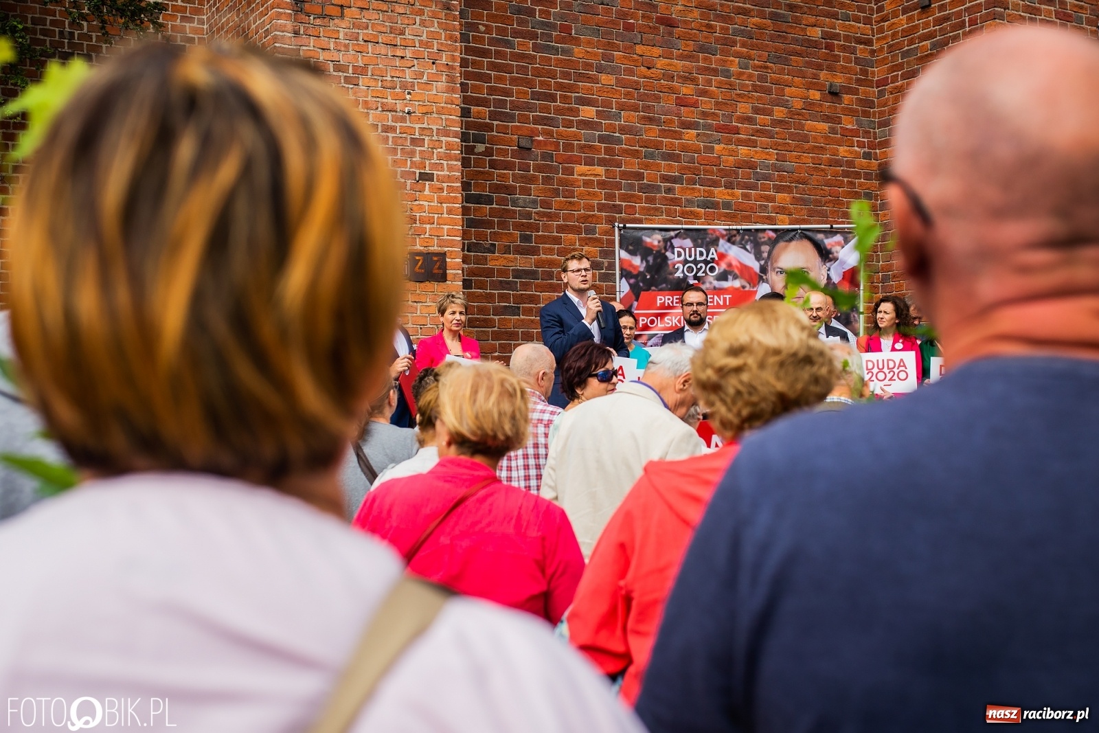 Zdjęcie w galerii na portalu naszraciborz.pl: Na Rynku odbył się wiec poparcia dla Andrzeja Dudy [FOTO] wiadomości z regionu
