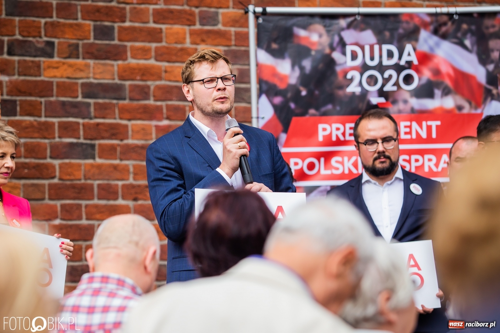 Zdjęcie w galerii na portalu naszraciborz.pl: Na Rynku odbył się wiec poparcia dla Andrzeja Dudy [FOTO] wiadomości z regionu