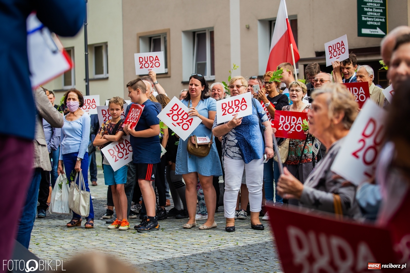 Zdjęcie w galerii na portalu naszraciborz.pl: Na Rynku odbył się wiec poparcia dla Andrzeja Dudy [FOTO] wiadomości z regionu