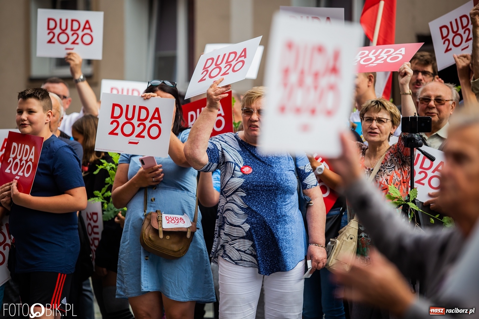 Zdjęcie w galerii na portalu naszraciborz.pl: Na Rynku odbył się wiec poparcia dla Andrzeja Dudy [FOTO] wiadomości z regionu