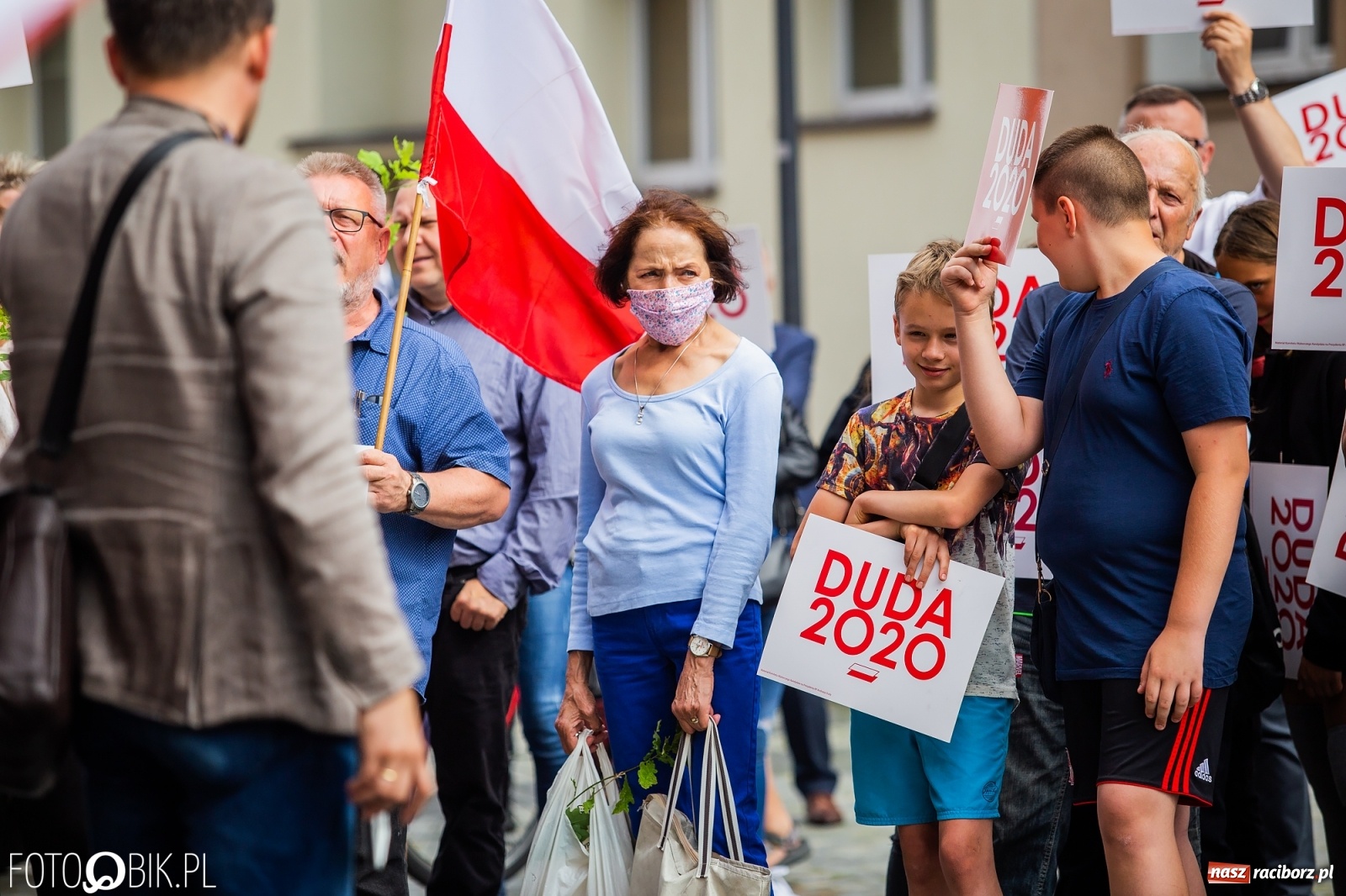 Zdjęcie w galerii na portalu naszraciborz.pl: Na Rynku odbył się wiec poparcia dla Andrzeja Dudy [FOTO] wiadomości z regionu