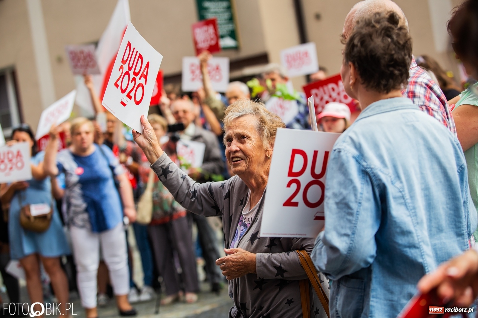 Zdjęcie w galerii na portalu naszraciborz.pl: Na Rynku odbył się wiec poparcia dla Andrzeja Dudy [FOTO] wiadomości z regionu