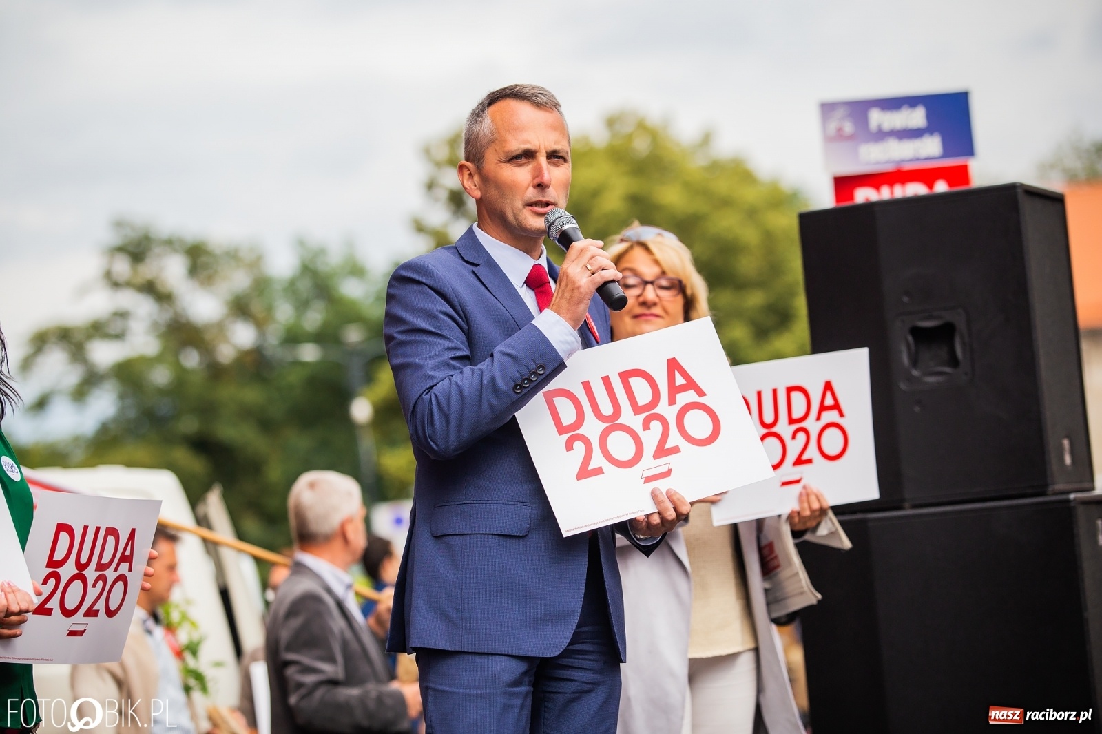 Zdjęcie w galerii na portalu naszraciborz.pl: Na Rynku odbył się wiec poparcia dla Andrzeja Dudy [FOTO] wiadomości z regionu