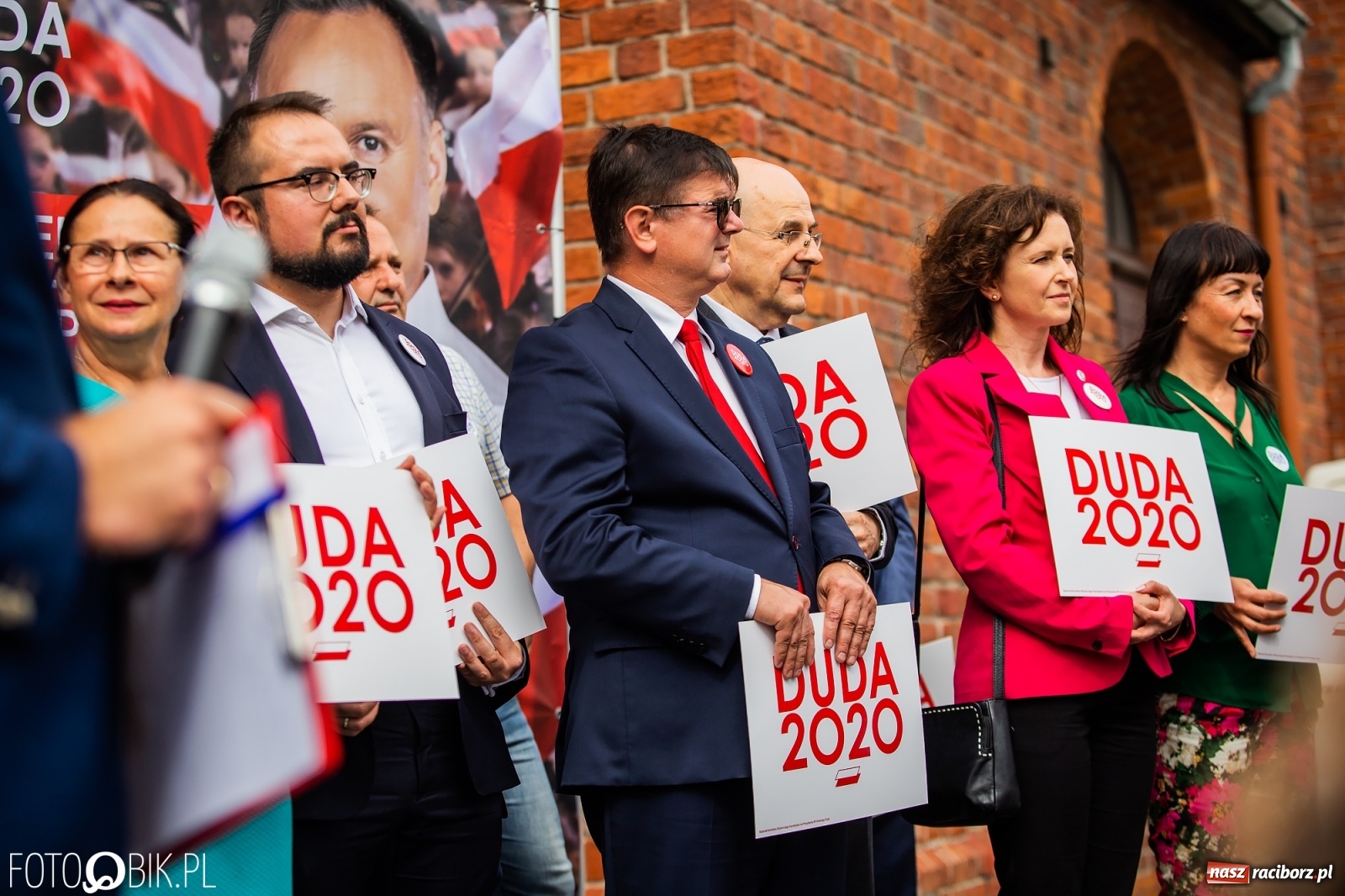 Zdjęcie w galerii na portalu naszraciborz.pl: Na Rynku odbył się wiec poparcia dla Andrzeja Dudy [FOTO] wiadomości z regionu