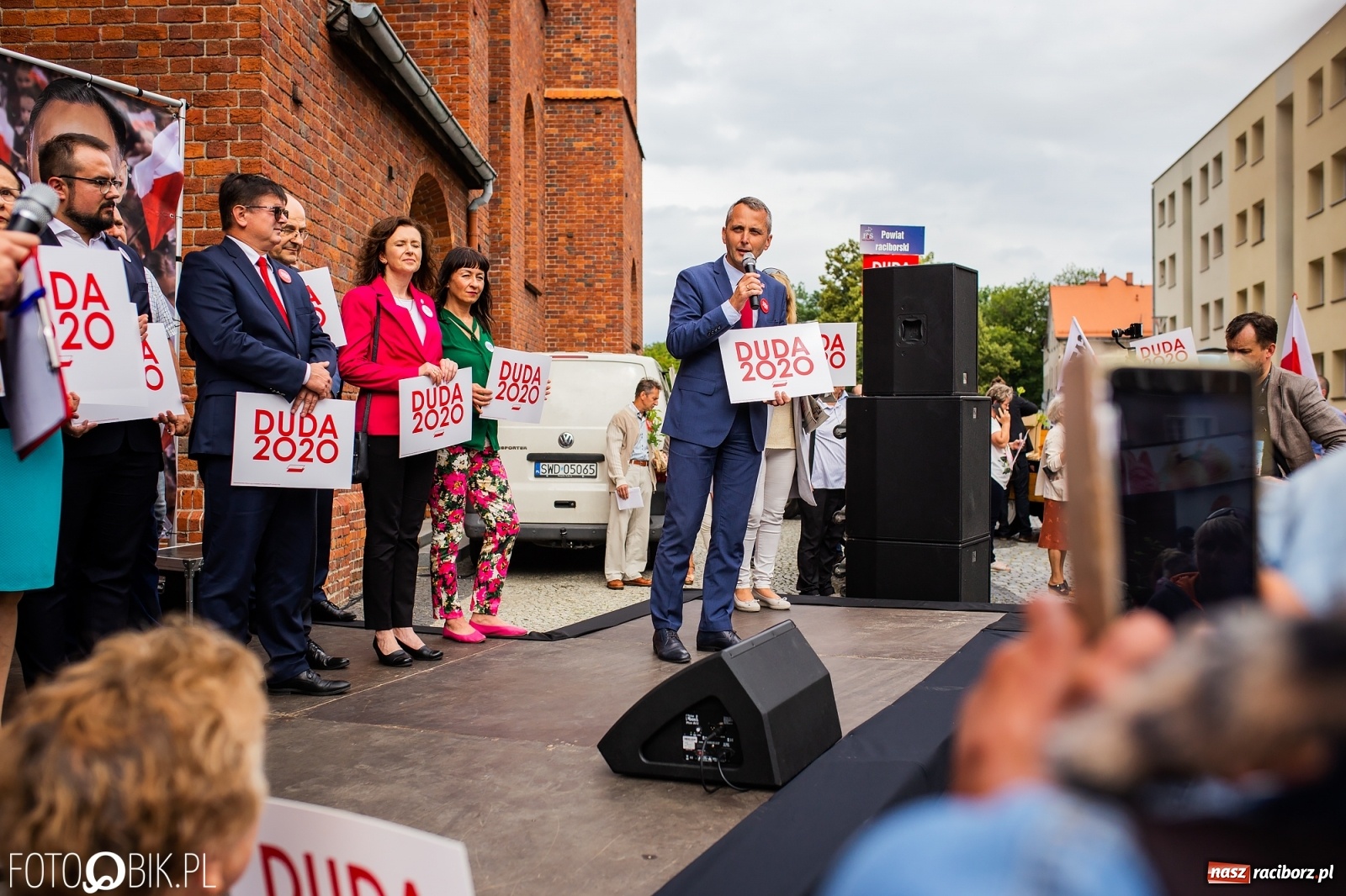 Zdjęcie w galerii na portalu naszraciborz.pl: Na Rynku odbył się wiec poparcia dla Andrzeja Dudy [FOTO] wiadomości z regionu