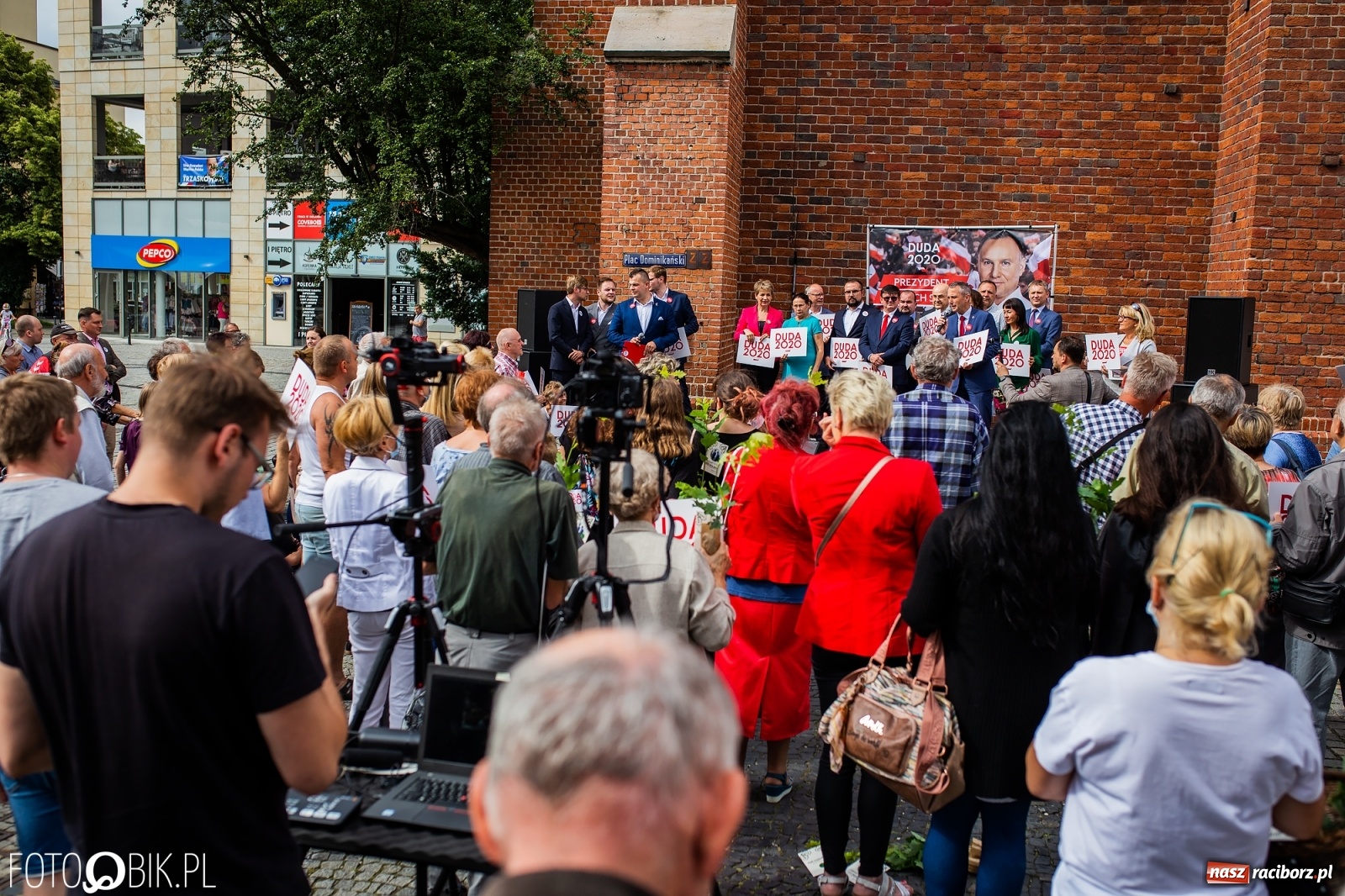 Zdjęcie w galerii na portalu naszraciborz.pl: Na Rynku odbył się wiec poparcia dla Andrzeja Dudy [FOTO] wiadomości z regionu