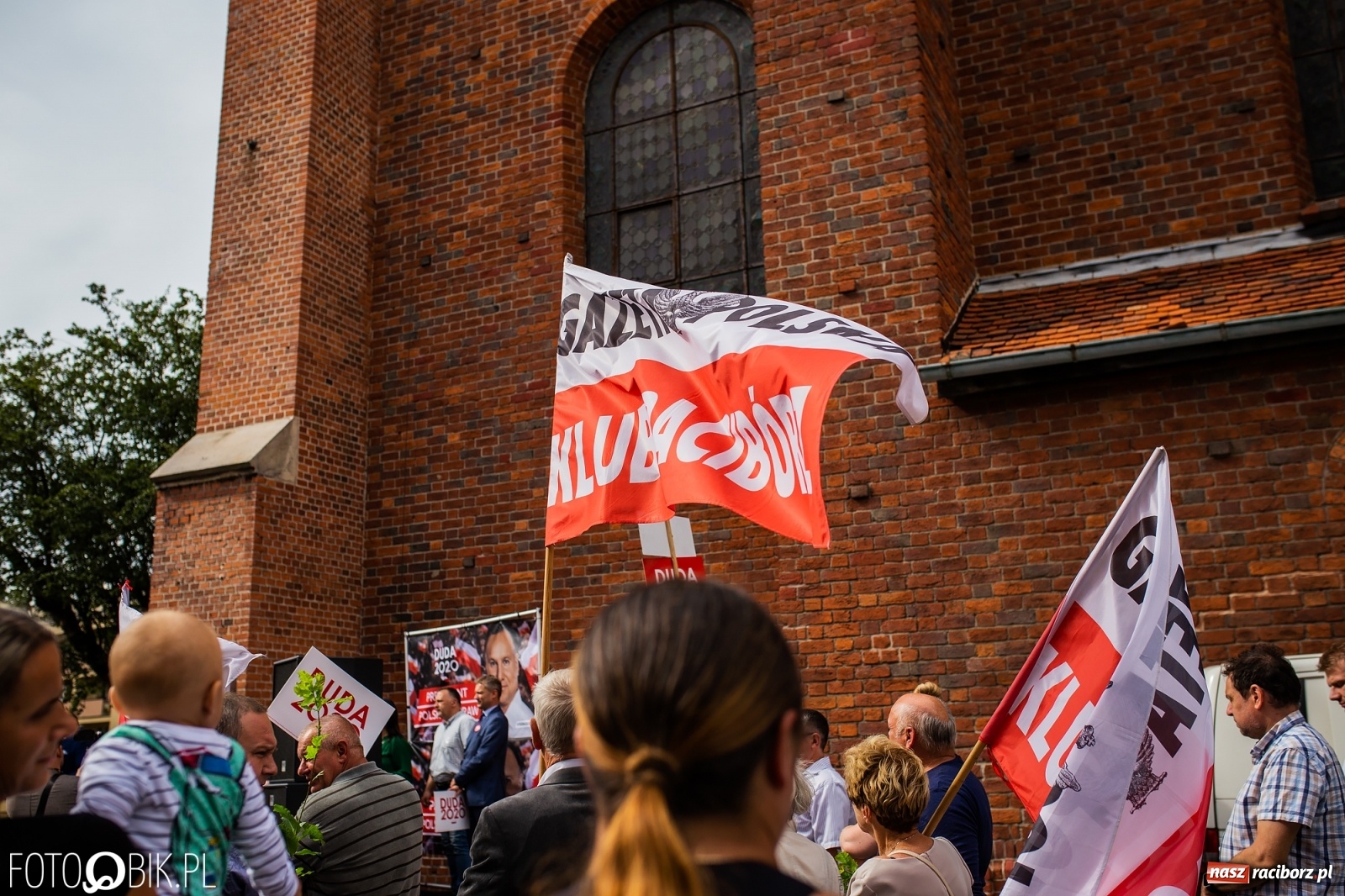 Zdjęcie w galerii na portalu naszraciborz.pl: Na Rynku odbył się wiec poparcia dla Andrzeja Dudy [FOTO] wiadomości z regionu