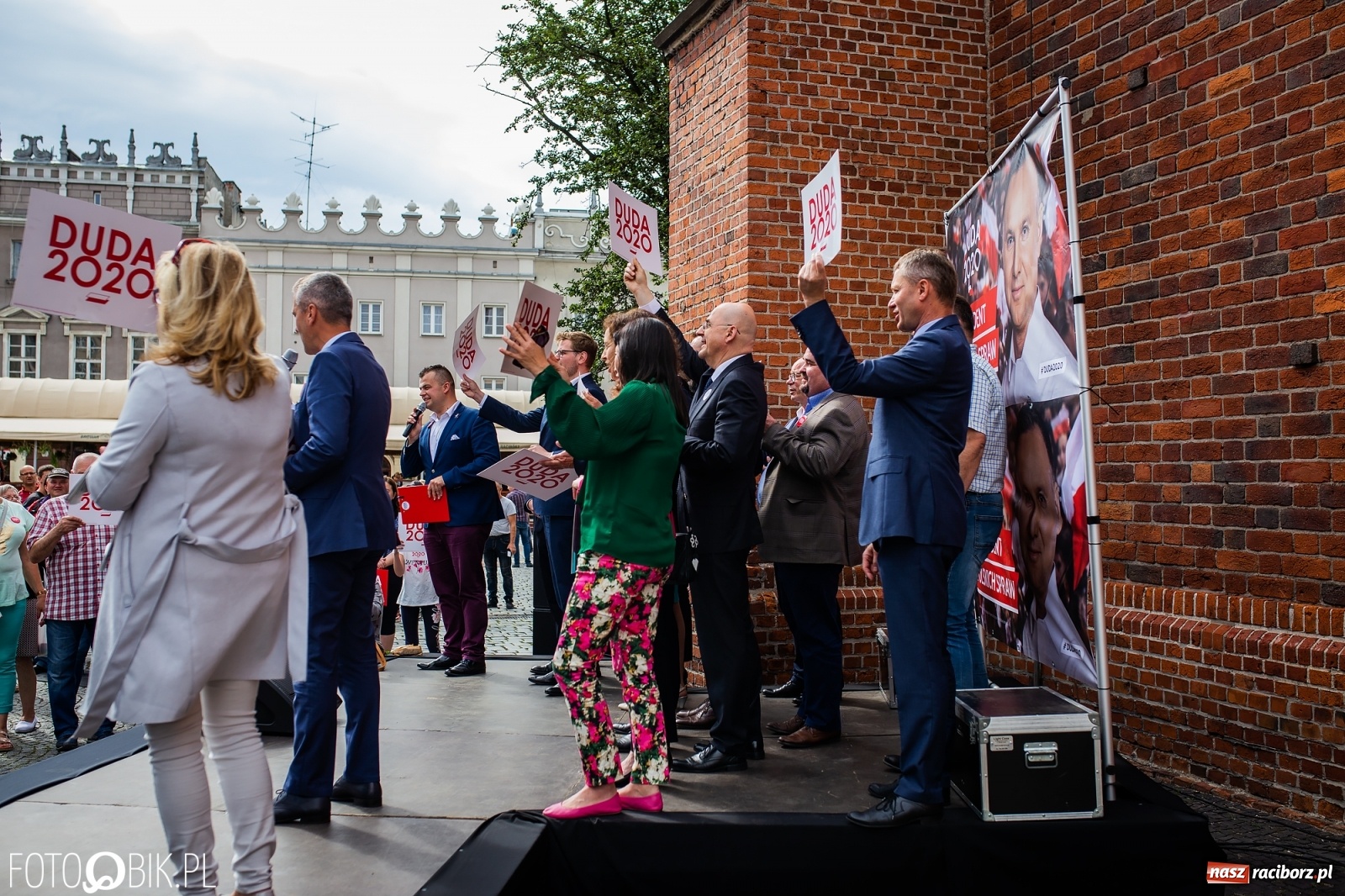 Zdjęcie w galerii na portalu naszraciborz.pl: Na Rynku odbył się wiec poparcia dla Andrzeja Dudy [FOTO] wiadomości z regionu