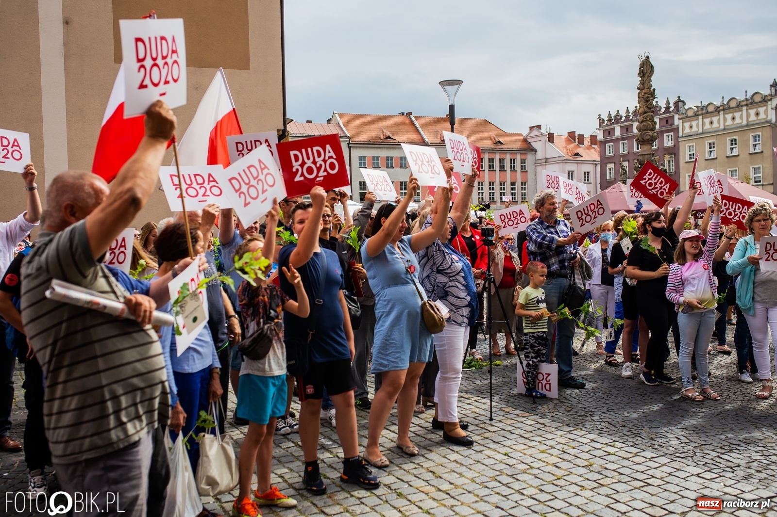 Zdjęcie w galerii na portalu naszraciborz.pl: Na Rynku odbył się wiec poparcia dla Andrzeja Dudy [FOTO] wiadomości z regionu